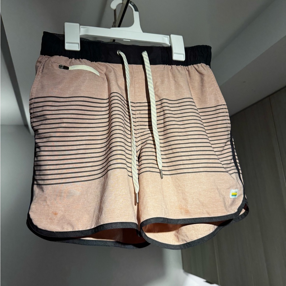 Vuori Banks Shorts 5" Inseam Men’s Size S Pink Black Colorblock - Picture 2 of 5